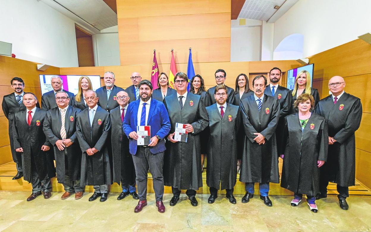 El presidente, López Miras, y el director de los Servicios Jurídicos, Joaquín Rocamora, en el centro. 