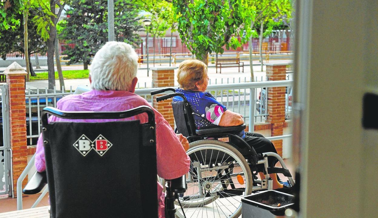 Dos internas, en los espacios exteriores de una residencia de personas mayores de la Región. 