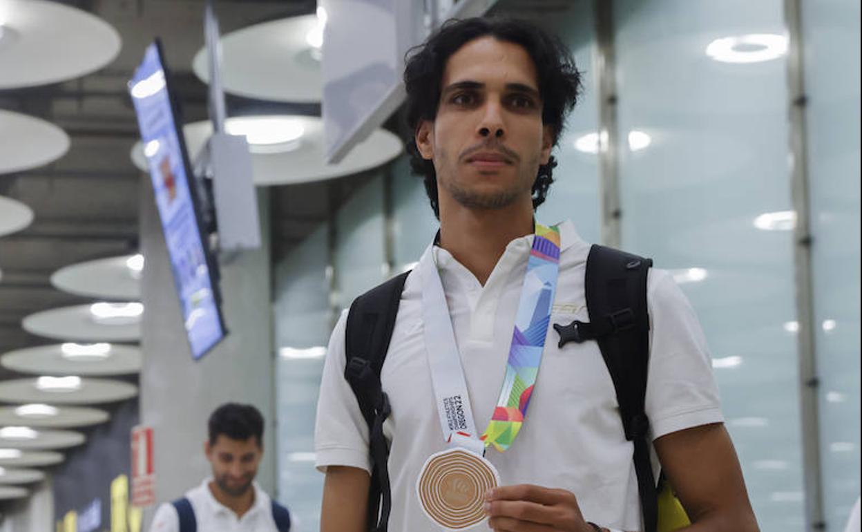 Mohamed Katir, este jueves, en el aeropuerto madrileño de Barajas.