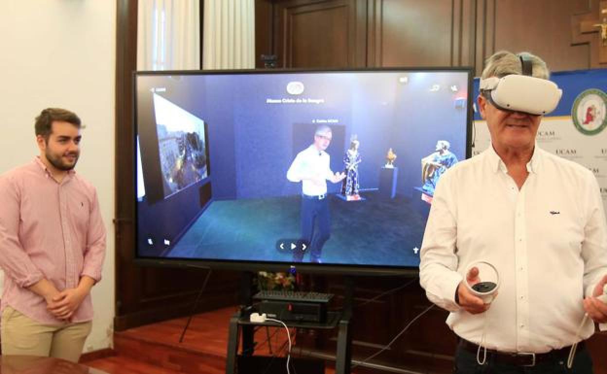 Carlos Valcárcel, presidente de la Archicofradía de la Sangre, realizando la visita virtual junto a Miguel Alcaraz, estudiante que realizó el proyecto.