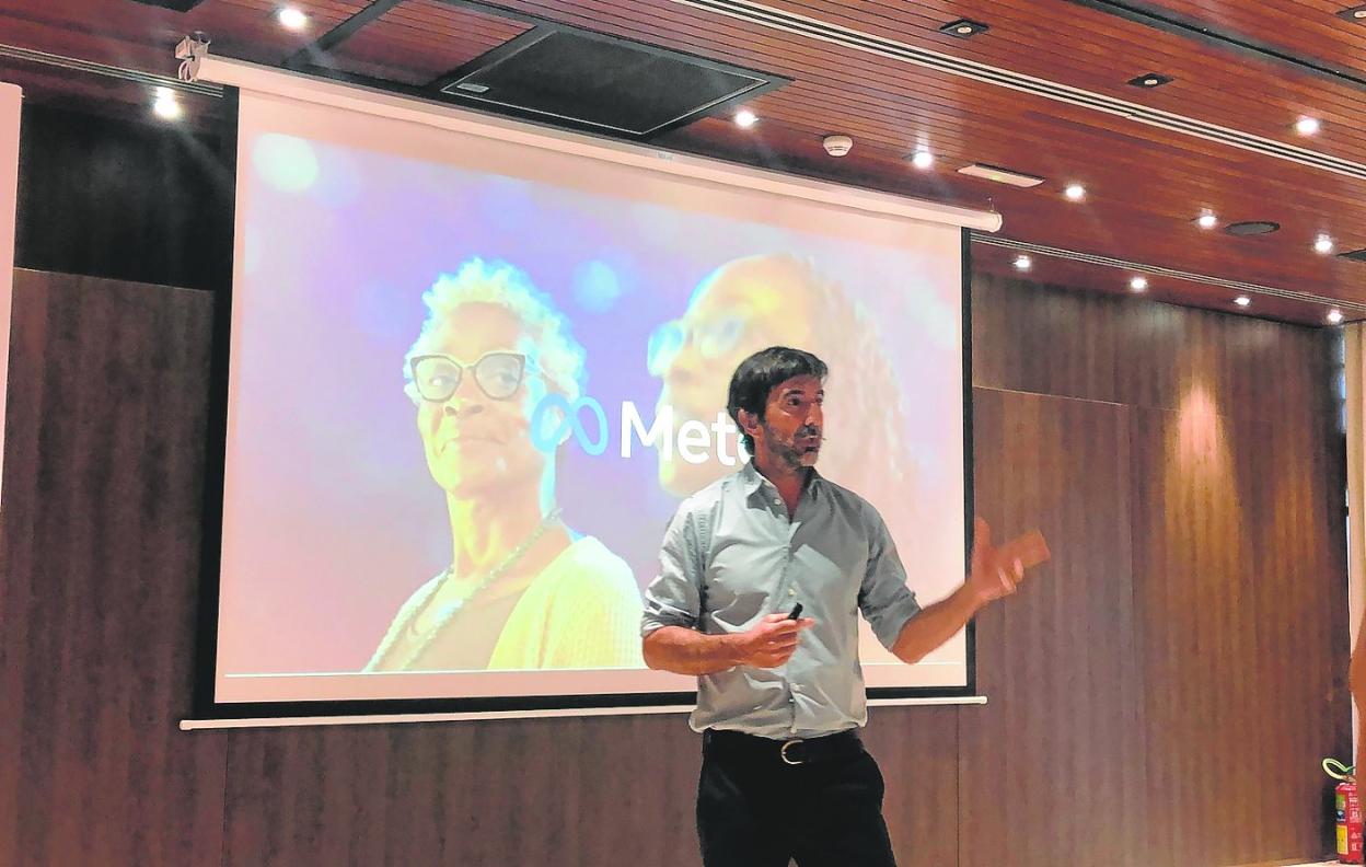 José Luis Zimmemman, directivo de Facebook, durante su ponencia en el ciclo 'Desafíos'.