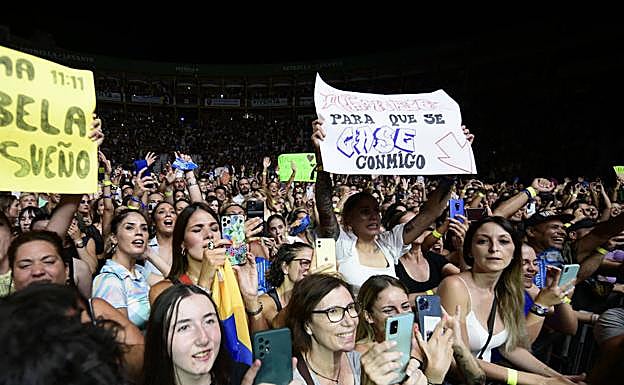 Galería. Asistentes al concierto de Maluma en la palaza de toros de Murcia.