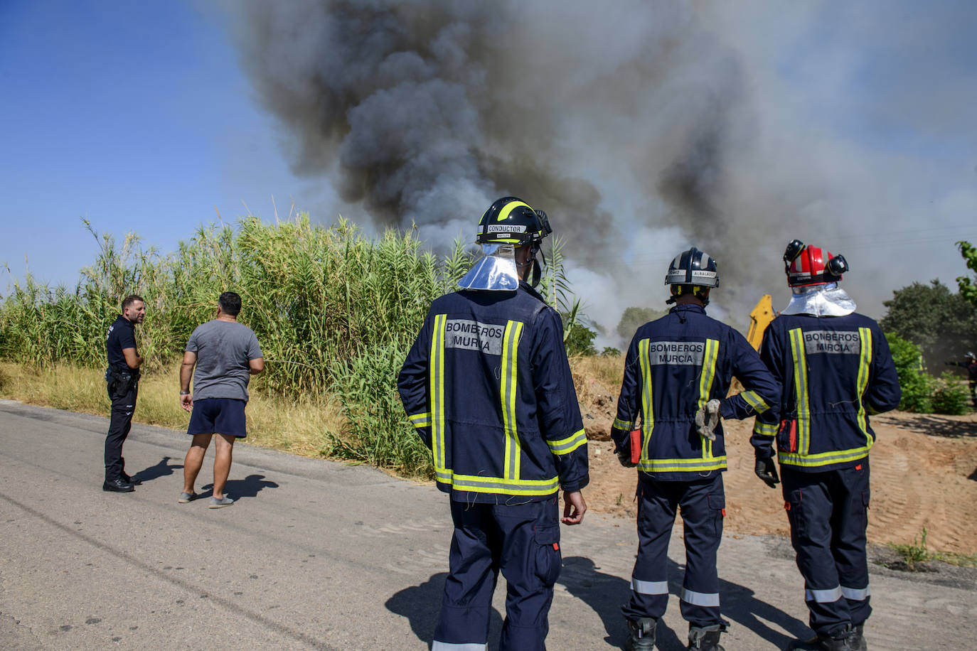 Fotos: Un incendio en un huerto se queda a las puertas del convento de Guadalupe