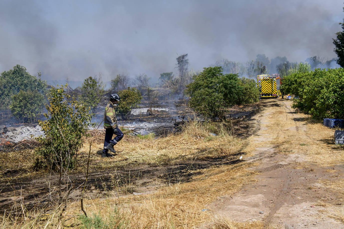 Fotos: Un incendio en un huerto se queda a las puertas del convento de Guadalupe