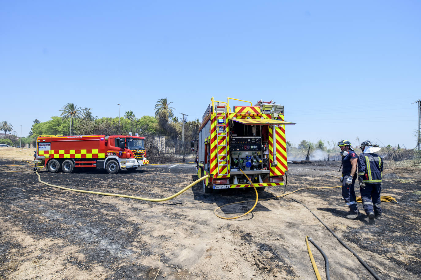 Fotos: Un incendio en un huerto se queda a las puertas del convento de Guadalupe