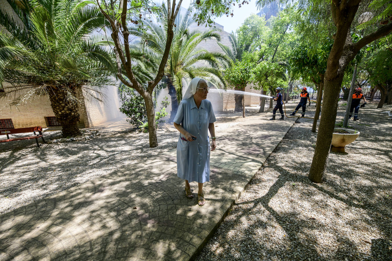 Fotos: Un incendio en un huerto se queda a las puertas del convento de Guadalupe