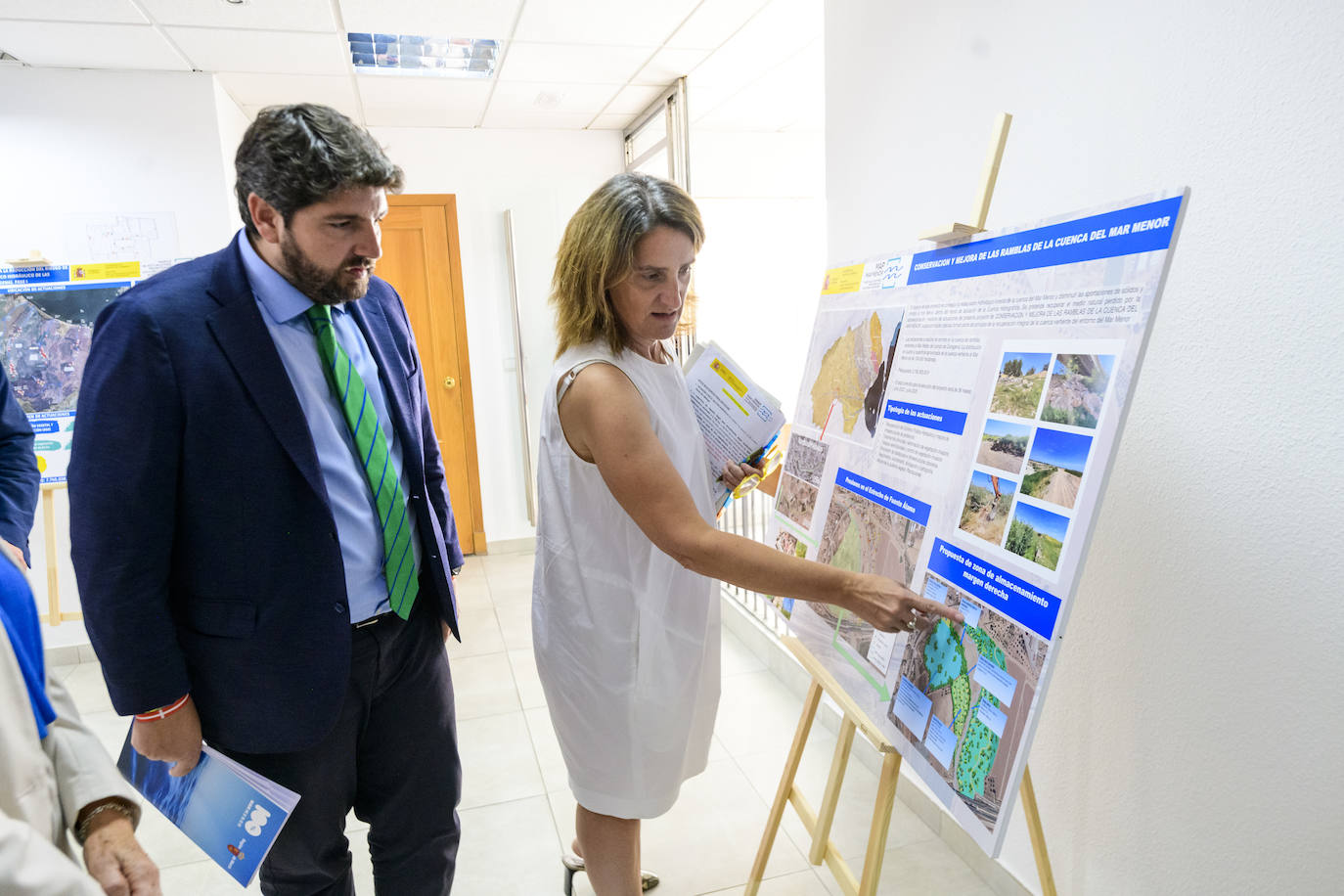 Fotos: La visita de López Miras y Ribera a la Oficina del Mar Menor de Murcia, en imágenes