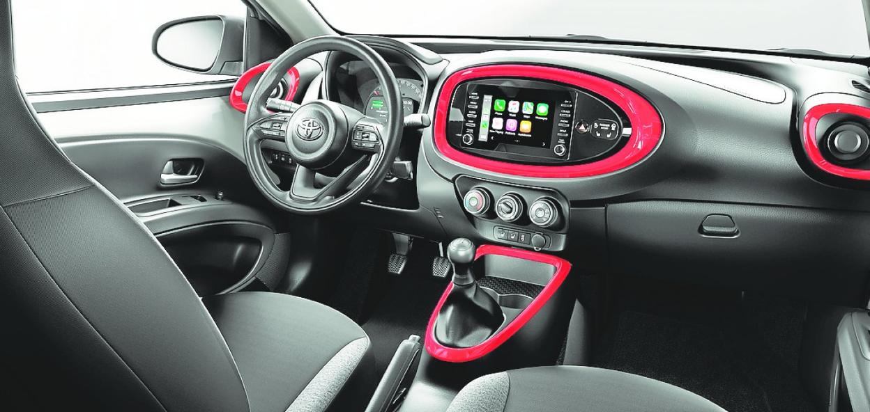 La personalización interior lleva molduras decorativas en el contorno de la palanca de cambios y en la consolacentral en rojo, así como embellecedores del mismo tono en las salidas del sistema de climatización. 