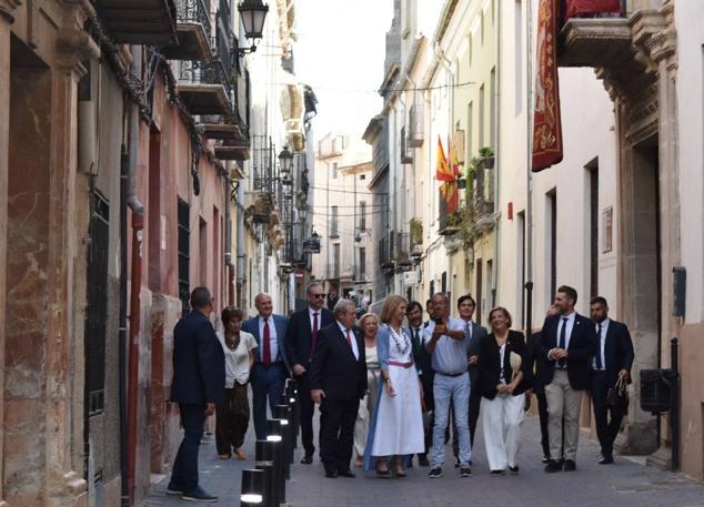 La Infanta doña Elena inició ayer una visita a Caravaca de la Cruz. S.A.R. llegó poco antes de las cinco de la tarde y fue recibida por el hermano mayor de la Cofradía de la Vera Cruz, Luis Melgarejo, y algunos representantes de la Junta Representativa de esta institución religiosa. A las siete de la tarde asistió a la eucaristía en el convento de las Monjas Claras, la ceremonia fue oficiada por el vicario episcopal de la zona Caravaca – Mula, David Martínez; y el prior de los padres carmelitas, fray Pascual Gil. Al finalizar la misa, doña Elena, se aproximó a la reja que separa la zona de clausura del convento para compartir impresiones con las religiosas. 