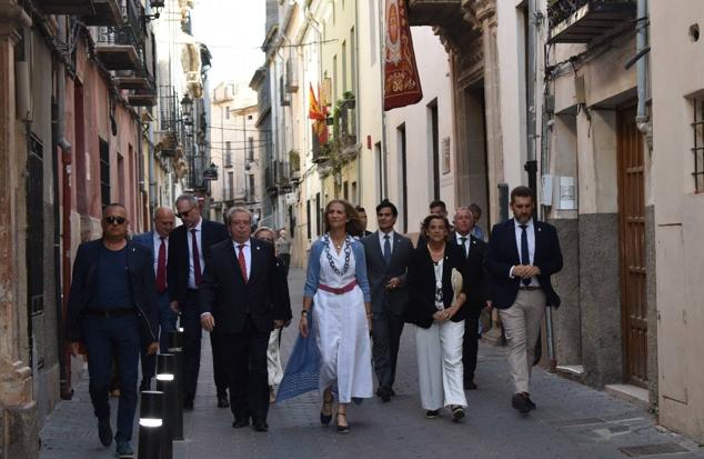 La Infanta doña Elena inició ayer una visita a Caravaca de la Cruz. S.A.R. llegó poco antes de las cinco de la tarde y fue recibida por el hermano mayor de la Cofradía de la Vera Cruz, Luis Melgarejo, y algunos representantes de la Junta Representativa de esta institución religiosa. A las siete de la tarde asistió a la eucaristía en el convento de las Monjas Claras, la ceremonia fue oficiada por el vicario episcopal de la zona Caravaca – Mula, David Martínez; y el prior de los padres carmelitas, fray Pascual Gil. Al finalizar la misa, doña Elena, se aproximó a la reja que separa la zona de clausura del convento para compartir impresiones con las religiosas. 