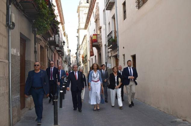 La Infanta doña Elena inició ayer una visita a Caravaca de la Cruz. S.A.R. llegó poco antes de las cinco de la tarde y fue recibida por el hermano mayor de la Cofradía de la Vera Cruz, Luis Melgarejo, y algunos representantes de la Junta Representativa de esta institución religiosa. A las siete de la tarde asistió a la eucaristía en el convento de las Monjas Claras, la ceremonia fue oficiada por el vicario episcopal de la zona Caravaca – Mula, David Martínez; y el prior de los padres carmelitas, fray Pascual Gil. Al finalizar la misa, doña Elena, se aproximó a la reja que separa la zona de clausura del convento para compartir impresiones con las religiosas. 