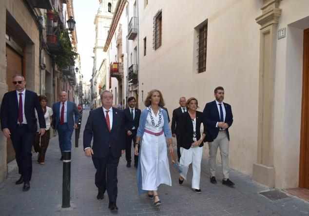 La Infanta doña Elena inició ayer una visita a Caravaca de la Cruz. S.A.R. llegó poco antes de las cinco de la tarde y fue recibida por el hermano mayor de la Cofradía de la Vera Cruz, Luis Melgarejo, y algunos representantes de la Junta Representativa de esta institución religiosa. A las siete de la tarde asistió a la eucaristía en el convento de las Monjas Claras, la ceremonia fue oficiada por el vicario episcopal de la zona Caravaca – Mula, David Martínez; y el prior de los padres carmelitas, fray Pascual Gil. Al finalizar la misa, doña Elena, se aproximó a la reja que separa la zona de clausura del convento para compartir impresiones con las religiosas. 