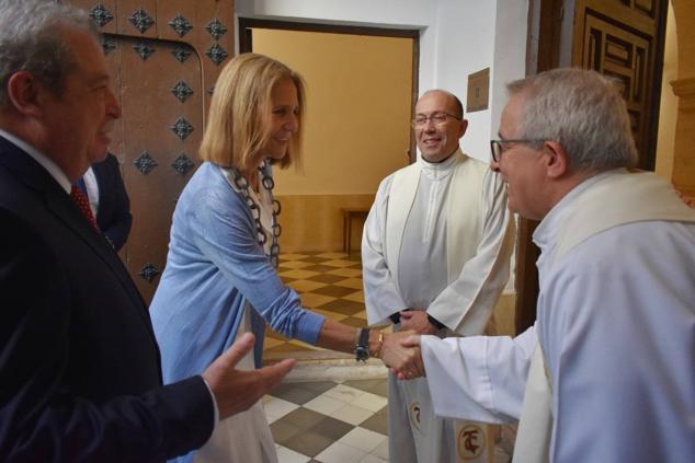 La Infanta doña Elena inició ayer una visita a Caravaca de la Cruz. S.A.R. llegó poco antes de las cinco de la tarde y fue recibida por el hermano mayor de la Cofradía de la Vera Cruz, Luis Melgarejo, y algunos representantes de la Junta Representativa de esta institución religiosa. A las siete de la tarde asistió a la eucaristía en el convento de las Monjas Claras, la ceremonia fue oficiada por el vicario episcopal de la zona Caravaca – Mula, David Martínez; y el prior de los padres carmelitas, fray Pascual Gil. Al finalizar la misa, doña Elena, se aproximó a la reja que separa la zona de clausura del convento para compartir impresiones con las religiosas. 