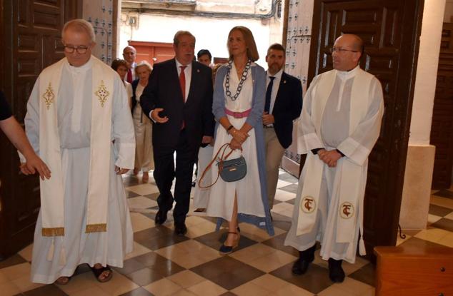 La Infanta doña Elena inició ayer una visita a Caravaca de la Cruz. S.A.R. llegó poco antes de las cinco de la tarde y fue recibida por el hermano mayor de la Cofradía de la Vera Cruz, Luis Melgarejo, y algunos representantes de la Junta Representativa de esta institución religiosa. A las siete de la tarde asistió a la eucaristía en el convento de las Monjas Claras, la ceremonia fue oficiada por el vicario episcopal de la zona Caravaca – Mula, David Martínez; y el prior de los padres carmelitas, fray Pascual Gil. Al finalizar la misa, doña Elena, se aproximó a la reja que separa la zona de clausura del convento para compartir impresiones con las religiosas. 