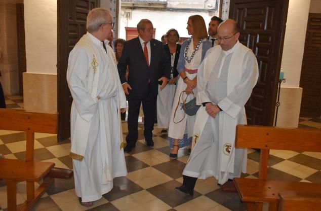 La Infanta doña Elena inició ayer una visita a Caravaca de la Cruz. S.A.R. llegó poco antes de las cinco de la tarde y fue recibida por el hermano mayor de la Cofradía de la Vera Cruz, Luis Melgarejo, y algunos representantes de la Junta Representativa de esta institución religiosa. A las siete de la tarde asistió a la eucaristía en el convento de las Monjas Claras, la ceremonia fue oficiada por el vicario episcopal de la zona Caravaca – Mula, David Martínez; y el prior de los padres carmelitas, fray Pascual Gil. Al finalizar la misa, doña Elena, se aproximó a la reja que separa la zona de clausura del convento para compartir impresiones con las religiosas. 