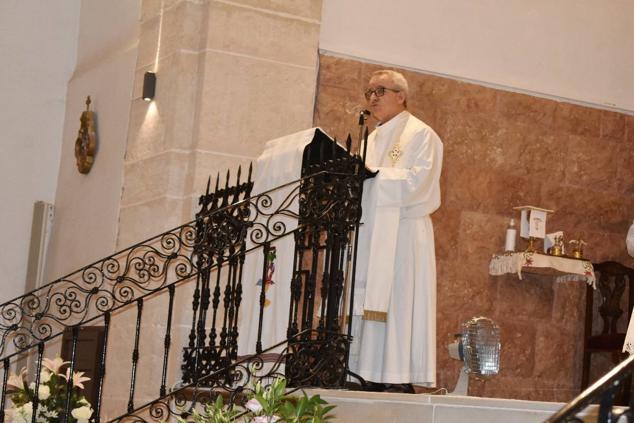 La Infanta doña Elena inició ayer una visita a Caravaca de la Cruz. S.A.R. llegó poco antes de las cinco de la tarde y fue recibida por el hermano mayor de la Cofradía de la Vera Cruz, Luis Melgarejo, y algunos representantes de la Junta Representativa de esta institución religiosa. A las siete de la tarde asistió a la eucaristía en el convento de las Monjas Claras, la ceremonia fue oficiada por el vicario episcopal de la zona Caravaca – Mula, David Martínez; y el prior de los padres carmelitas, fray Pascual Gil. Al finalizar la misa, doña Elena, se aproximó a la reja que separa la zona de clausura del convento para compartir impresiones con las religiosas. 