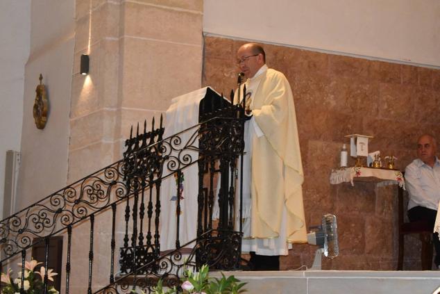 La Infanta doña Elena inició ayer una visita a Caravaca de la Cruz. S.A.R. llegó poco antes de las cinco de la tarde y fue recibida por el hermano mayor de la Cofradía de la Vera Cruz, Luis Melgarejo, y algunos representantes de la Junta Representativa de esta institución religiosa. A las siete de la tarde asistió a la eucaristía en el convento de las Monjas Claras, la ceremonia fue oficiada por el vicario episcopal de la zona Caravaca – Mula, David Martínez; y el prior de los padres carmelitas, fray Pascual Gil. Al finalizar la misa, doña Elena, se aproximó a la reja que separa la zona de clausura del convento para compartir impresiones con las religiosas. 