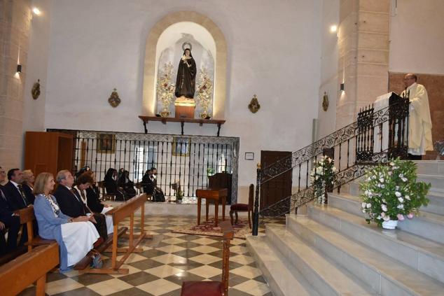 La Infanta doña Elena inició ayer una visita a Caravaca de la Cruz. S.A.R. llegó poco antes de las cinco de la tarde y fue recibida por el hermano mayor de la Cofradía de la Vera Cruz, Luis Melgarejo, y algunos representantes de la Junta Representativa de esta institución religiosa. A las siete de la tarde asistió a la eucaristía en el convento de las Monjas Claras, la ceremonia fue oficiada por el vicario episcopal de la zona Caravaca – Mula, David Martínez; y el prior de los padres carmelitas, fray Pascual Gil. Al finalizar la misa, doña Elena, se aproximó a la reja que separa la zona de clausura del convento para compartir impresiones con las religiosas. 