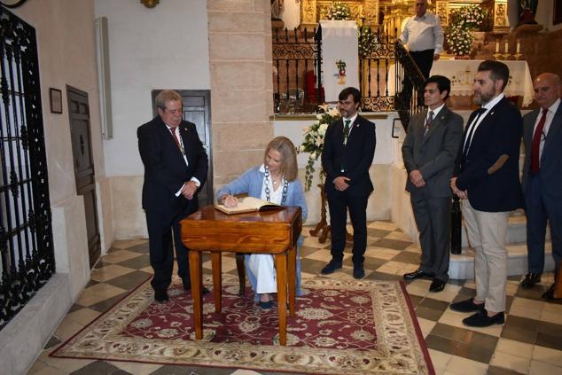 La Infanta doña Elena inició ayer una visita a Caravaca de la Cruz. S.A.R. llegó poco antes de las cinco de la tarde y fue recibida por el hermano mayor de la Cofradía de la Vera Cruz, Luis Melgarejo, y algunos representantes de la Junta Representativa de esta institución religiosa. A las siete de la tarde asistió a la eucaristía en el convento de las Monjas Claras, la ceremonia fue oficiada por el vicario episcopal de la zona Caravaca – Mula, David Martínez; y el prior de los padres carmelitas, fray Pascual Gil. Al finalizar la misa, doña Elena, se aproximó a la reja que separa la zona de clausura del convento para compartir impresiones con las religiosas. 