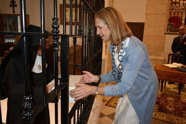 La Infanta doña Elena inició ayer una visita a Caravaca de la Cruz. S.A.R. llegó poco antes de las cinco de la tarde y fue recibida por el hermano mayor de la Cofradía de la Vera Cruz, Luis Melgarejo, y algunos representantes de la Junta Representativa de esta institución religiosa. A las siete de la tarde asistió a la eucaristía en el convento de las Monjas Claras, la ceremonia fue oficiada por el vicario episcopal de la zona Caravaca – Mula, David Martínez; y el prior de los padres carmelitas, fray Pascual Gil. Al finalizar la misa, doña Elena, se aproximó a la reja que separa la zona de clausura del convento para compartir impresiones con las religiosas. 