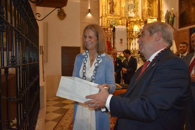 La Infanta doña Elena inició ayer una visita a Caravaca de la Cruz. S.A.R. llegó poco antes de las cinco de la tarde y fue recibida por el hermano mayor de la Cofradía de la Vera Cruz, Luis Melgarejo, y algunos representantes de la Junta Representativa de esta institución religiosa. A las siete de la tarde asistió a la eucaristía en el convento de las Monjas Claras, la ceremonia fue oficiada por el vicario episcopal de la zona Caravaca – Mula, David Martínez; y el prior de los padres carmelitas, fray Pascual Gil. Al finalizar la misa, doña Elena, se aproximó a la reja que separa la zona de clausura del convento para compartir impresiones con las religiosas. 