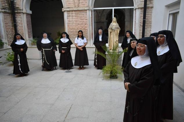 La Infanta doña Elena inició ayer una visita a Caravaca de la Cruz. S.A.R. llegó poco antes de las cinco de la tarde y fue recibida por el hermano mayor de la Cofradía de la Vera Cruz, Luis Melgarejo, y algunos representantes de la Junta Representativa de esta institución religiosa. A las siete de la tarde asistió a la eucaristía en el convento de las Monjas Claras, la ceremonia fue oficiada por el vicario episcopal de la zona Caravaca – Mula, David Martínez; y el prior de los padres carmelitas, fray Pascual Gil. Al finalizar la misa, doña Elena, se aproximó a la reja que separa la zona de clausura del convento para compartir impresiones con las religiosas. 