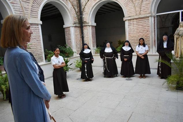 La Infanta doña Elena inició ayer una visita a Caravaca de la Cruz. S.A.R. llegó poco antes de las cinco de la tarde y fue recibida por el hermano mayor de la Cofradía de la Vera Cruz, Luis Melgarejo, y algunos representantes de la Junta Representativa de esta institución religiosa. A las siete de la tarde asistió a la eucaristía en el convento de las Monjas Claras, la ceremonia fue oficiada por el vicario episcopal de la zona Caravaca – Mula, David Martínez; y el prior de los padres carmelitas, fray Pascual Gil. Al finalizar la misa, doña Elena, se aproximó a la reja que separa la zona de clausura del convento para compartir impresiones con las religiosas. 