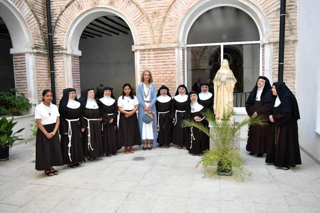 La Infanta doña Elena inició ayer una visita a Caravaca de la Cruz. S.A.R. llegó poco antes de las cinco de la tarde y fue recibida por el hermano mayor de la Cofradía de la Vera Cruz, Luis Melgarejo, y algunos representantes de la Junta Representativa de esta institución religiosa. A las siete de la tarde asistió a la eucaristía en el convento de las Monjas Claras, la ceremonia fue oficiada por el vicario episcopal de la zona Caravaca – Mula, David Martínez; y el prior de los padres carmelitas, fray Pascual Gil. Al finalizar la misa, doña Elena, se aproximó a la reja que separa la zona de clausura del convento para compartir impresiones con las religiosas. 