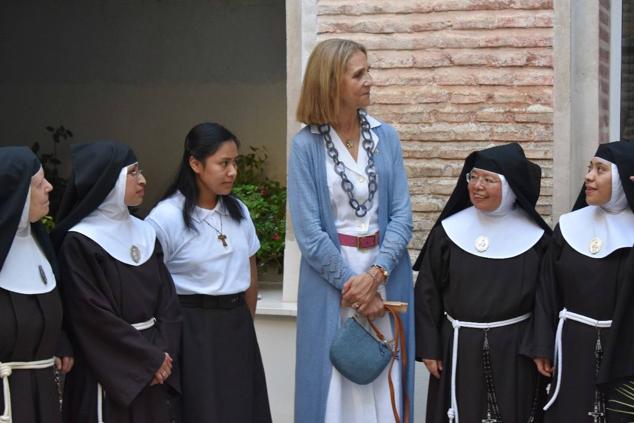 La Infanta doña Elena inició ayer una visita a Caravaca de la Cruz. S.A.R. llegó poco antes de las cinco de la tarde y fue recibida por el hermano mayor de la Cofradía de la Vera Cruz, Luis Melgarejo, y algunos representantes de la Junta Representativa de esta institución religiosa. A las siete de la tarde asistió a la eucaristía en el convento de las Monjas Claras, la ceremonia fue oficiada por el vicario episcopal de la zona Caravaca – Mula, David Martínez; y el prior de los padres carmelitas, fray Pascual Gil. Al finalizar la misa, doña Elena, se aproximó a la reja que separa la zona de clausura del convento para compartir impresiones con las religiosas. 