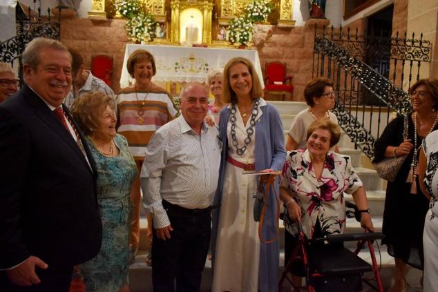 La Infanta doña Elena inició ayer una visita a Caravaca de la Cruz. S.A.R. llegó poco antes de las cinco de la tarde y fue recibida por el hermano mayor de la Cofradía de la Vera Cruz, Luis Melgarejo, y algunos representantes de la Junta Representativa de esta institución religiosa. A las siete de la tarde asistió a la eucaristía en el convento de las Monjas Claras, la ceremonia fue oficiada por el vicario episcopal de la zona Caravaca – Mula, David Martínez; y el prior de los padres carmelitas, fray Pascual Gil. Al finalizar la misa, doña Elena, se aproximó a la reja que separa la zona de clausura del convento para compartir impresiones con las religiosas. 
