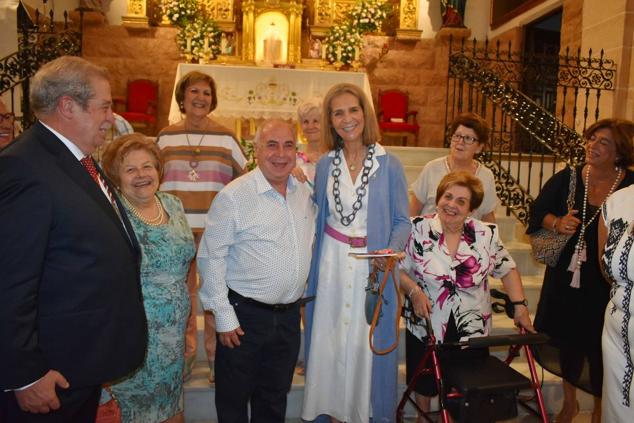 La Infanta doña Elena inició ayer una visita a Caravaca de la Cruz. S.A.R. llegó poco antes de las cinco de la tarde y fue recibida por el hermano mayor de la Cofradía de la Vera Cruz, Luis Melgarejo, y algunos representantes de la Junta Representativa de esta institución religiosa. A las siete de la tarde asistió a la eucaristía en el convento de las Monjas Claras, la ceremonia fue oficiada por el vicario episcopal de la zona Caravaca – Mula, David Martínez; y el prior de los padres carmelitas, fray Pascual Gil. Al finalizar la misa, doña Elena, se aproximó a la reja que separa la zona de clausura del convento para compartir impresiones con las religiosas. 