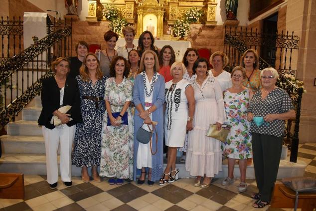 La Infanta doña Elena inició ayer una visita a Caravaca de la Cruz. S.A.R. llegó poco antes de las cinco de la tarde y fue recibida por el hermano mayor de la Cofradía de la Vera Cruz, Luis Melgarejo, y algunos representantes de la Junta Representativa de esta institución religiosa. A las siete de la tarde asistió a la eucaristía en el convento de las Monjas Claras, la ceremonia fue oficiada por el vicario episcopal de la zona Caravaca – Mula, David Martínez; y el prior de los padres carmelitas, fray Pascual Gil. Al finalizar la misa, doña Elena, se aproximó a la reja que separa la zona de clausura del convento para compartir impresiones con las religiosas. 