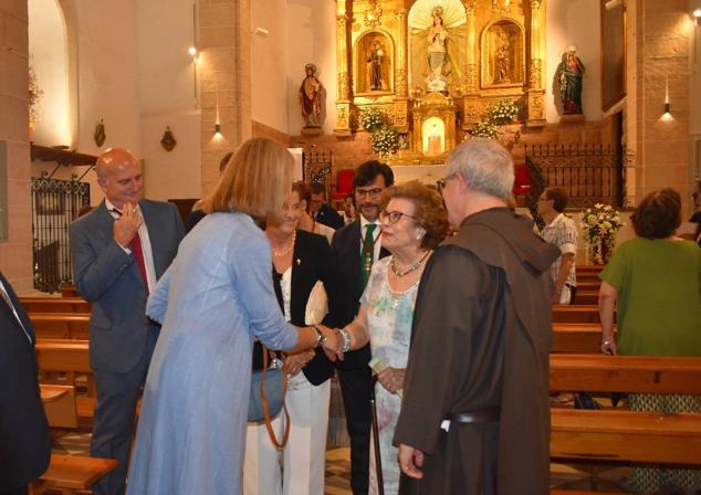 La Infanta doña Elena inició ayer una visita a Caravaca de la Cruz. S.A.R. llegó poco antes de las cinco de la tarde y fue recibida por el hermano mayor de la Cofradía de la Vera Cruz, Luis Melgarejo, y algunos representantes de la Junta Representativa de esta institución religiosa. A las siete de la tarde asistió a la eucaristía en el convento de las Monjas Claras, la ceremonia fue oficiada por el vicario episcopal de la zona Caravaca – Mula, David Martínez; y el prior de los padres carmelitas, fray Pascual Gil. Al finalizar la misa, doña Elena, se aproximó a la reja que separa la zona de clausura del convento para compartir impresiones con las religiosas. 