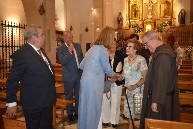 La Infanta doña Elena inició ayer una visita a Caravaca de la Cruz. S.A.R. llegó poco antes de las cinco de la tarde y fue recibida por el hermano mayor de la Cofradía de la Vera Cruz, Luis Melgarejo, y algunos representantes de la Junta Representativa de esta institución religiosa. A las siete de la tarde asistió a la eucaristía en el convento de las Monjas Claras, la ceremonia fue oficiada por el vicario episcopal de la zona Caravaca – Mula, David Martínez; y el prior de los padres carmelitas, fray Pascual Gil. Al finalizar la misa, doña Elena, se aproximó a la reja que separa la zona de clausura del convento para compartir impresiones con las religiosas. 