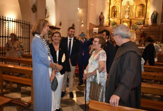 La Infanta doña Elena inició ayer una visita a Caravaca de la Cruz. S.A.R. llegó poco antes de las cinco de la tarde y fue recibida por el hermano mayor de la Cofradía de la Vera Cruz, Luis Melgarejo, y algunos representantes de la Junta Representativa de esta institución religiosa. A las siete de la tarde asistió a la eucaristía en el convento de las Monjas Claras, la ceremonia fue oficiada por el vicario episcopal de la zona Caravaca – Mula, David Martínez; y el prior de los padres carmelitas, fray Pascual Gil. Al finalizar la misa, doña Elena, se aproximó a la reja que separa la zona de clausura del convento para compartir impresiones con las religiosas. 