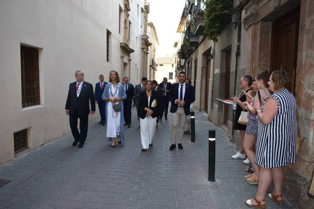 La Infanta doña Elena inició ayer una visita a Caravaca de la Cruz. S.A.R. llegó poco antes de las cinco de la tarde y fue recibida por el hermano mayor de la Cofradía de la Vera Cruz, Luis Melgarejo, y algunos representantes de la Junta Representativa de esta institución religiosa. A las siete de la tarde asistió a la eucaristía en el convento de las Monjas Claras, la ceremonia fue oficiada por el vicario episcopal de la zona Caravaca – Mula, David Martínez; y el prior de los padres carmelitas, fray Pascual Gil. Al finalizar la misa, doña Elena, se aproximó a la reja que separa la zona de clausura del convento para compartir impresiones con las religiosas. 