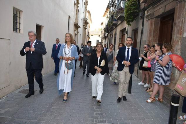 La Infanta doña Elena inició ayer una visita a Caravaca de la Cruz. S.A.R. llegó poco antes de las cinco de la tarde y fue recibida por el hermano mayor de la Cofradía de la Vera Cruz, Luis Melgarejo, y algunos representantes de la Junta Representativa de esta institución religiosa. A las siete de la tarde asistió a la eucaristía en el convento de las Monjas Claras, la ceremonia fue oficiada por el vicario episcopal de la zona Caravaca – Mula, David Martínez; y el prior de los padres carmelitas, fray Pascual Gil. Al finalizar la misa, doña Elena, se aproximó a la reja que separa la zona de clausura del convento para compartir impresiones con las religiosas. 