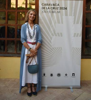 La Infanta doña Elena inició ayer una visita a Caravaca de la Cruz. S.A.R. llegó poco antes de las cinco de la tarde y fue recibida por el hermano mayor de la Cofradía de la Vera Cruz, Luis Melgarejo, y algunos representantes de la Junta Representativa de esta institución religiosa. A las siete de la tarde asistió a la eucaristía en el convento de las Monjas Claras, la ceremonia fue oficiada por el vicario episcopal de la zona Caravaca – Mula, David Martínez; y el prior de los padres carmelitas, fray Pascual Gil. Al finalizar la misa, doña Elena, se aproximó a la reja que separa la zona de clausura del convento para compartir impresiones con las religiosas. 