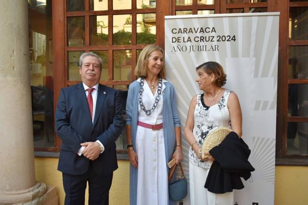 La Infanta doña Elena inició ayer una visita a Caravaca de la Cruz. S.A.R. llegó poco antes de las cinco de la tarde y fue recibida por el hermano mayor de la Cofradía de la Vera Cruz, Luis Melgarejo, y algunos representantes de la Junta Representativa de esta institución religiosa. A las siete de la tarde asistió a la eucaristía en el convento de las Monjas Claras, la ceremonia fue oficiada por el vicario episcopal de la zona Caravaca – Mula, David Martínez; y el prior de los padres carmelitas, fray Pascual Gil. Al finalizar la misa, doña Elena, se aproximó a la reja que separa la zona de clausura del convento para compartir impresiones con las religiosas. 