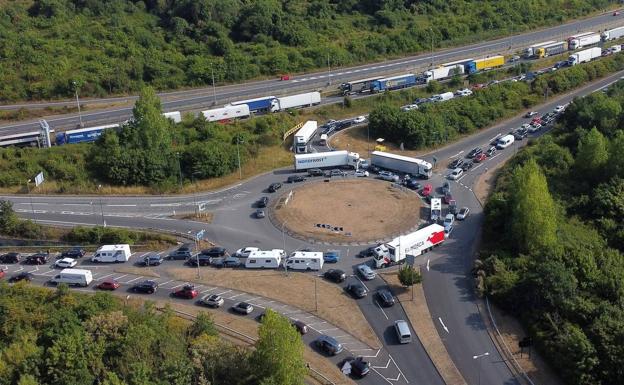 Camiones y turismos atascados en una carretera cercana al puerto de Dover, en Inglaterra, por el inicio de las vacaciones. 