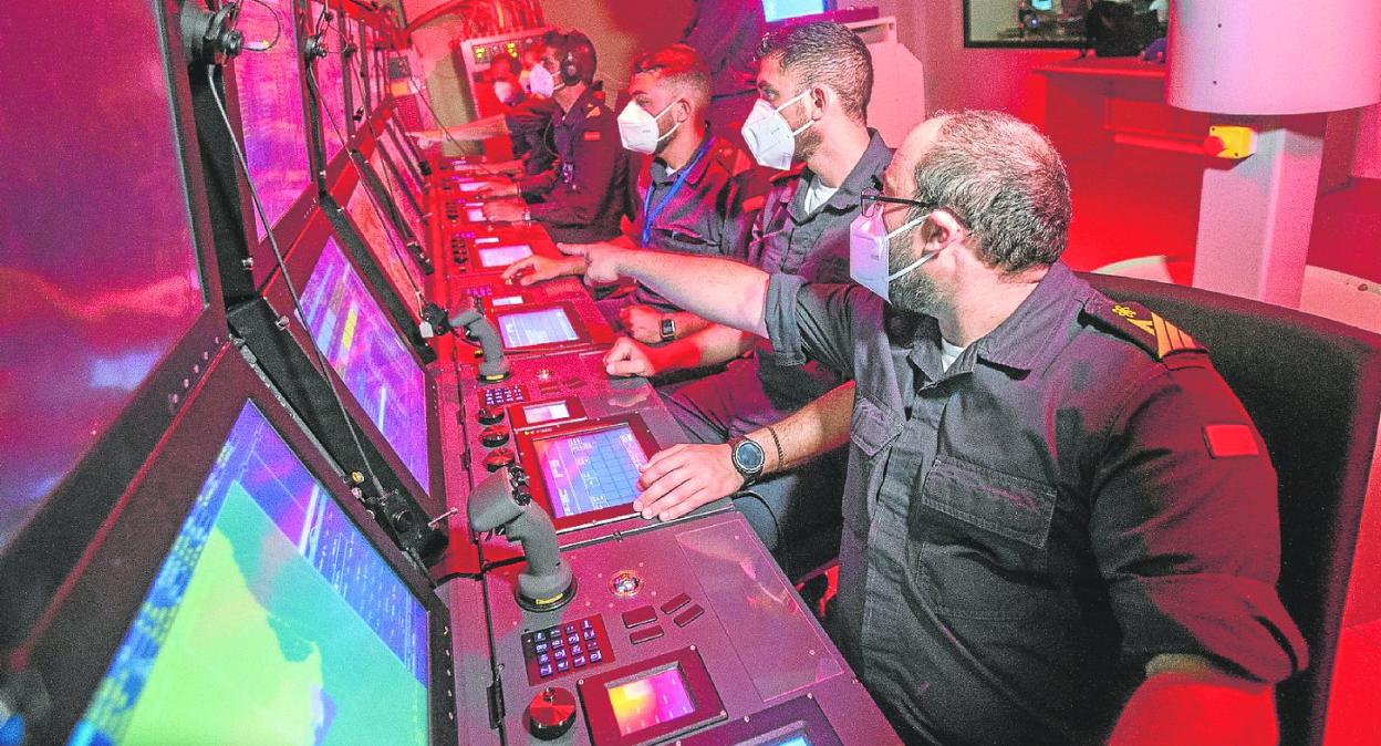 Submarinistas de la Armada se adiestran en el simulador de los nuevos S-80, que tiene equipos desarrollados por Saes. 