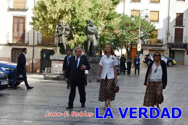 La Infanta Elena fue recibida por el alcalde de Caravaca, José Francisco García, en el Ayuntamiento; saludó a los concejales de la Corporación Municipal y firmó en el libro de honor del consistorio. El regidor caravaqueño entregó a doña Elena una maqueta del castillo-basílica de la Vera Cruz bañada en plata y varios pares de alpargatas de yute fabricadas en una fábrica caravaqueña. La misma que también ha servido este producto artesanal a la Reina Letizia y a Doña Sofía.