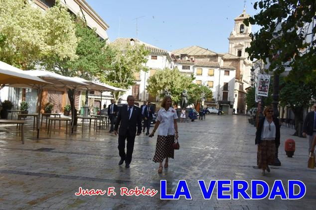 La Infanta Elena fue recibida por el alcalde de Caravaca, José Francisco García, en el Ayuntamiento; saludó a los concejales de la Corporación Municipal y firmó en el libro de honor del consistorio. El regidor caravaqueño entregó a doña Elena una maqueta del castillo-basílica de la Vera Cruz bañada en plata y varios pares de alpargatas de yute fabricadas en una fábrica caravaqueña. La misma que también ha servido este producto artesanal a la Reina Letizia y a Doña Sofía.