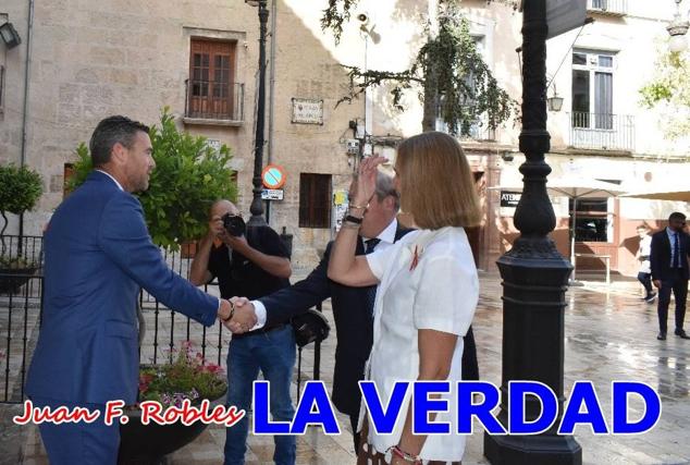 La Infanta Elena fue recibida por el alcalde de Caravaca, José Francisco García, en el Ayuntamiento; saludó a los concejales de la Corporación Municipal y firmó en el libro de honor del consistorio. El regidor caravaqueño entregó a doña Elena una maqueta del castillo-basílica de la Vera Cruz bañada en plata y varios pares de alpargatas de yute fabricadas en una fábrica caravaqueña. La misma que también ha servido este producto artesanal a la Reina Letizia y a Doña Sofía.