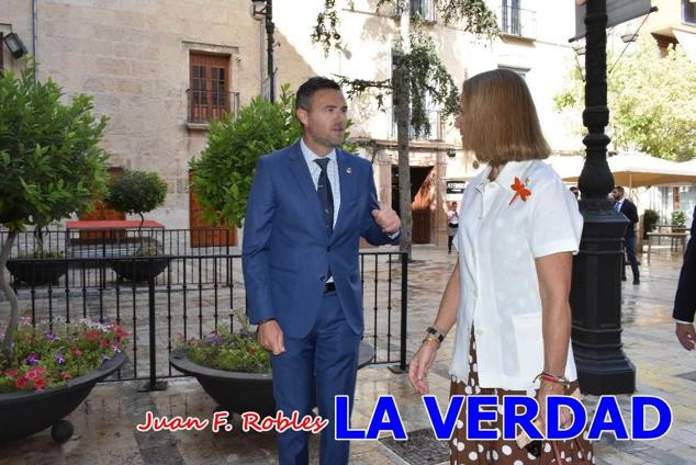 La Infanta Elena fue recibida por el alcalde de Caravaca, José Francisco García, en el Ayuntamiento; saludó a los concejales de la Corporación Municipal y firmó en el libro de honor del consistorio. El regidor caravaqueño entregó a doña Elena una maqueta del castillo-basílica de la Vera Cruz bañada en plata y varios pares de alpargatas de yute fabricadas en una fábrica caravaqueña. La misma que también ha servido este producto artesanal a la Reina Letizia y a Doña Sofía.