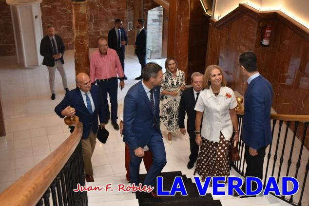 La Infanta Elena fue recibida por el alcalde de Caravaca, José Francisco García, en el Ayuntamiento; saludó a los concejales de la Corporación Municipal y firmó en el libro de honor del consistorio. El regidor caravaqueño entregó a doña Elena una maqueta del castillo-basílica de la Vera Cruz bañada en plata y varios pares de alpargatas de yute fabricadas en una fábrica caravaqueña. La misma que también ha servido este producto artesanal a la Reina Letizia y a Doña Sofía.