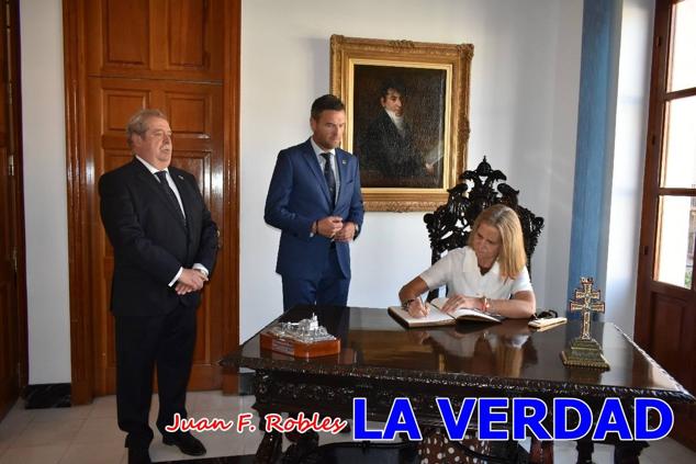 La Infanta Elena fue recibida por el alcalde de Caravaca, José Francisco García, en el Ayuntamiento; saludó a los concejales de la Corporación Municipal y firmó en el libro de honor del consistorio. El regidor caravaqueño entregó a doña Elena una maqueta del castillo-basílica de la Vera Cruz bañada en plata y varios pares de alpargatas de yute fabricadas en una fábrica caravaqueña. La misma que también ha servido este producto artesanal a la Reina Letizia y a Doña Sofía.