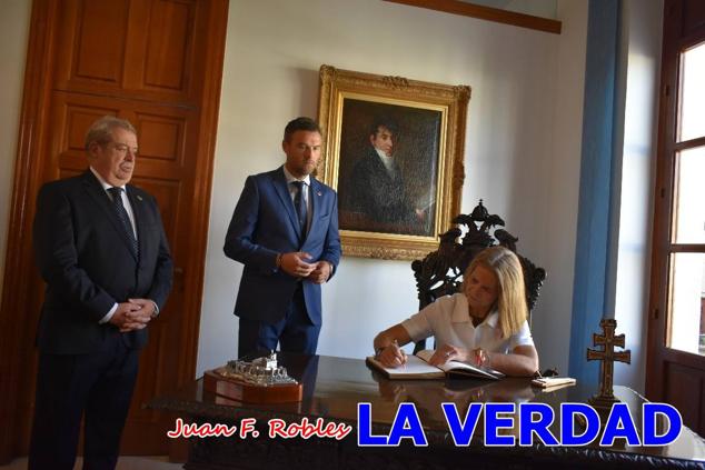 La Infanta Elena fue recibida por el alcalde de Caravaca, José Francisco García, en el Ayuntamiento; saludó a los concejales de la Corporación Municipal y firmó en el libro de honor del consistorio. El regidor caravaqueño entregó a doña Elena una maqueta del castillo-basílica de la Vera Cruz bañada en plata y varios pares de alpargatas de yute fabricadas en una fábrica caravaqueña. La misma que también ha servido este producto artesanal a la Reina Letizia y a Doña Sofía.