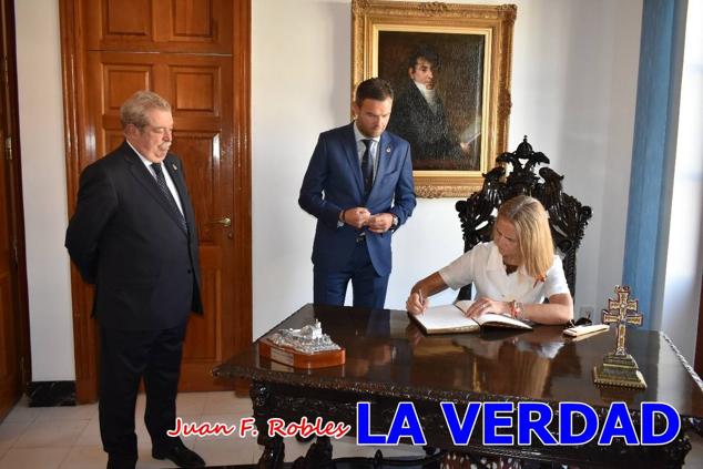 La Infanta Elena fue recibida por el alcalde de Caravaca, José Francisco García, en el Ayuntamiento; saludó a los concejales de la Corporación Municipal y firmó en el libro de honor del consistorio. El regidor caravaqueño entregó a doña Elena una maqueta del castillo-basílica de la Vera Cruz bañada en plata y varios pares de alpargatas de yute fabricadas en una fábrica caravaqueña. La misma que también ha servido este producto artesanal a la Reina Letizia y a Doña Sofía.