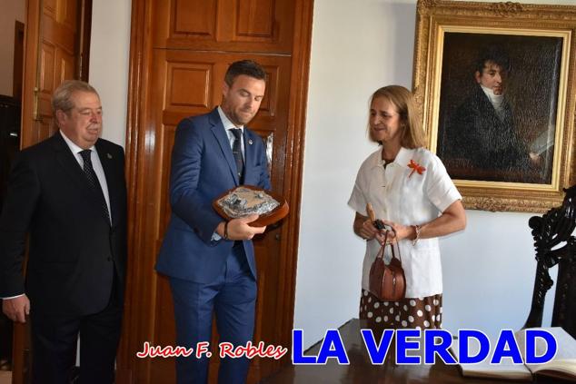 La Infanta Elena fue recibida por el alcalde de Caravaca, José Francisco García, en el Ayuntamiento; saludó a los concejales de la Corporación Municipal y firmó en el libro de honor del consistorio. El regidor caravaqueño entregó a doña Elena una maqueta del castillo-basílica de la Vera Cruz bañada en plata y varios pares de alpargatas de yute fabricadas en una fábrica caravaqueña. La misma que también ha servido este producto artesanal a la Reina Letizia y a Doña Sofía.